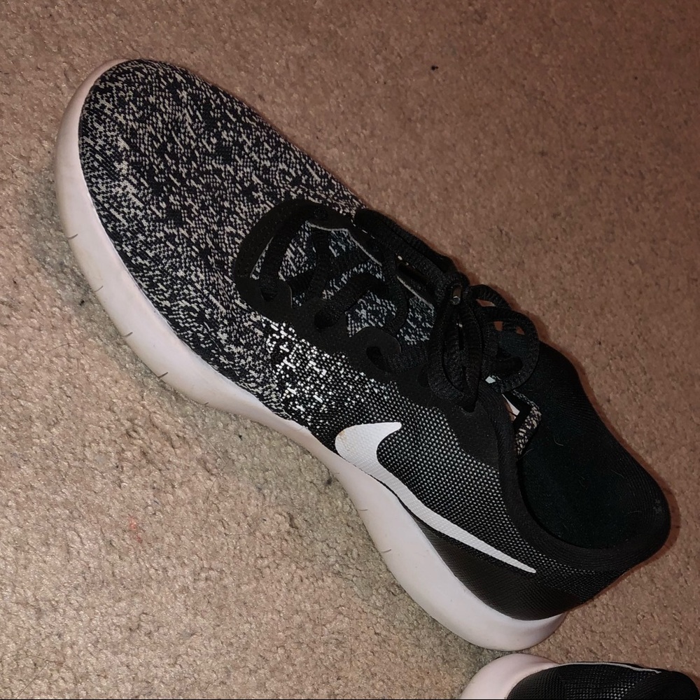 Nike women’s tennis shoes